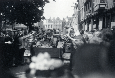 811885 Afbeelding van militairen in een brenguncarrier, in de Korte Minrebroederstraat te Utrecht, te midden van een ...